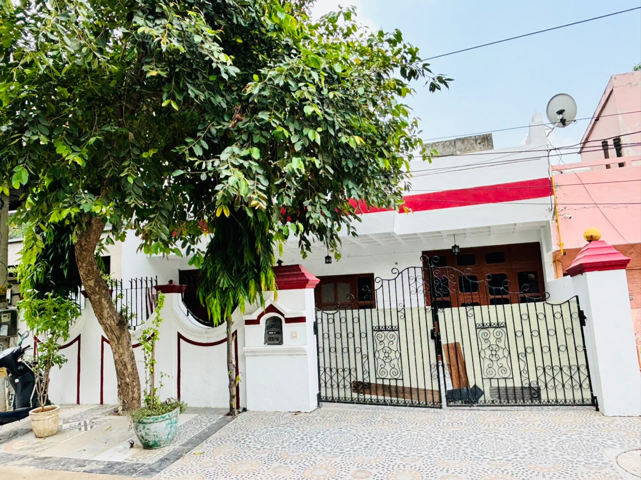 SEC 16 FARIDABAD 3 BHK BED ROOM INDEPENDENT 250 SQ YARD HOUSE PARK FACING  — 1
