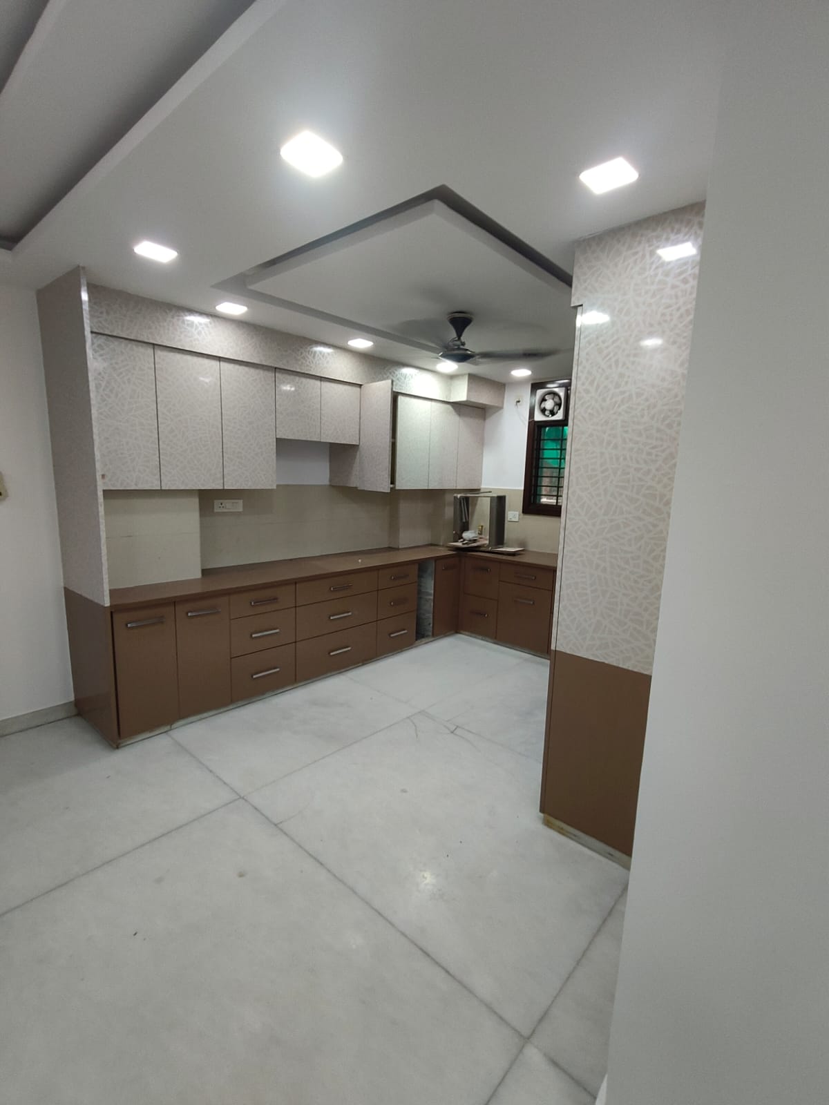 spacious 4BHK near metro, market, school, hospital and main road. — 3