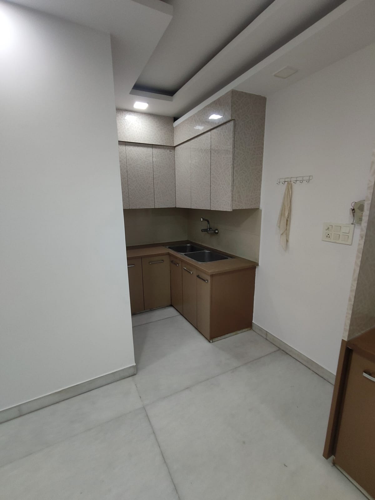 spacious 4BHK near metro, market, school, hospital and main road. — 4