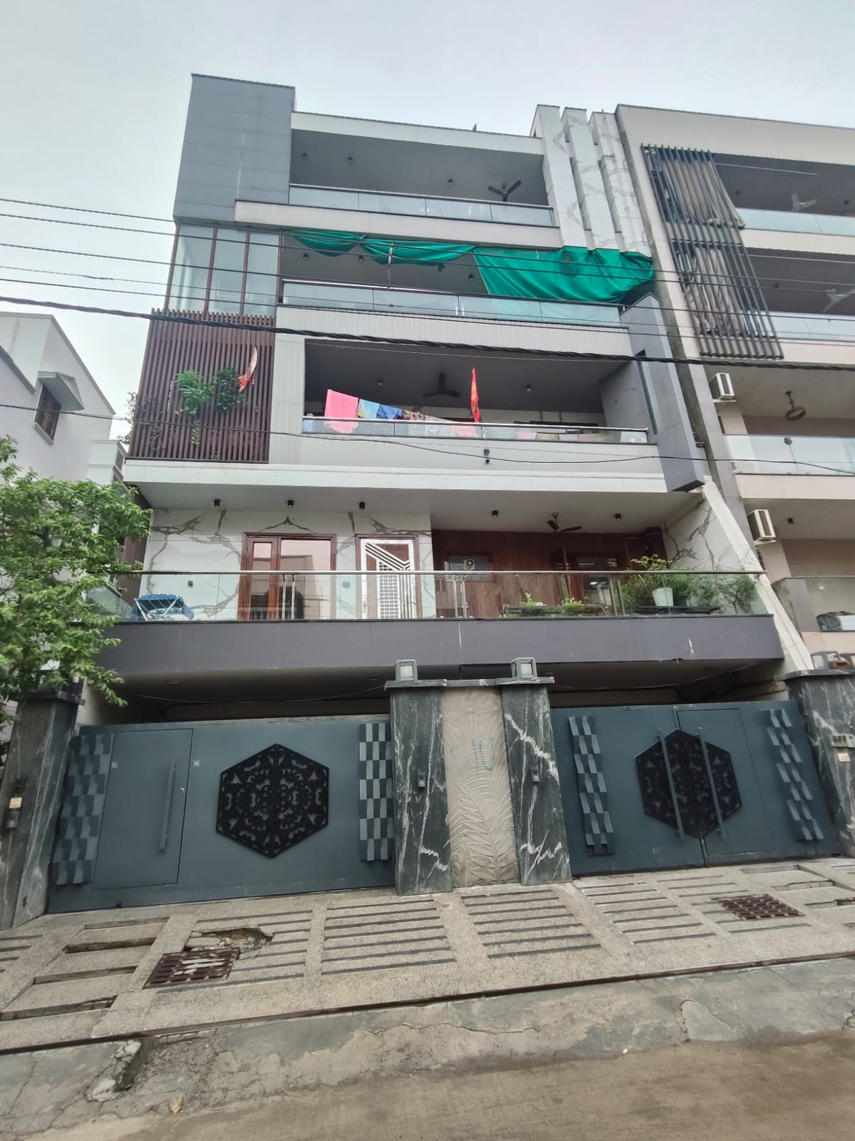 spacious 4BHK near metro, market, school, hospital and main road. — 2