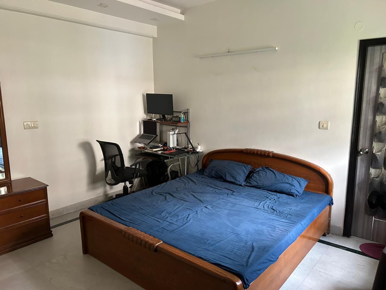 Spacious one room set 