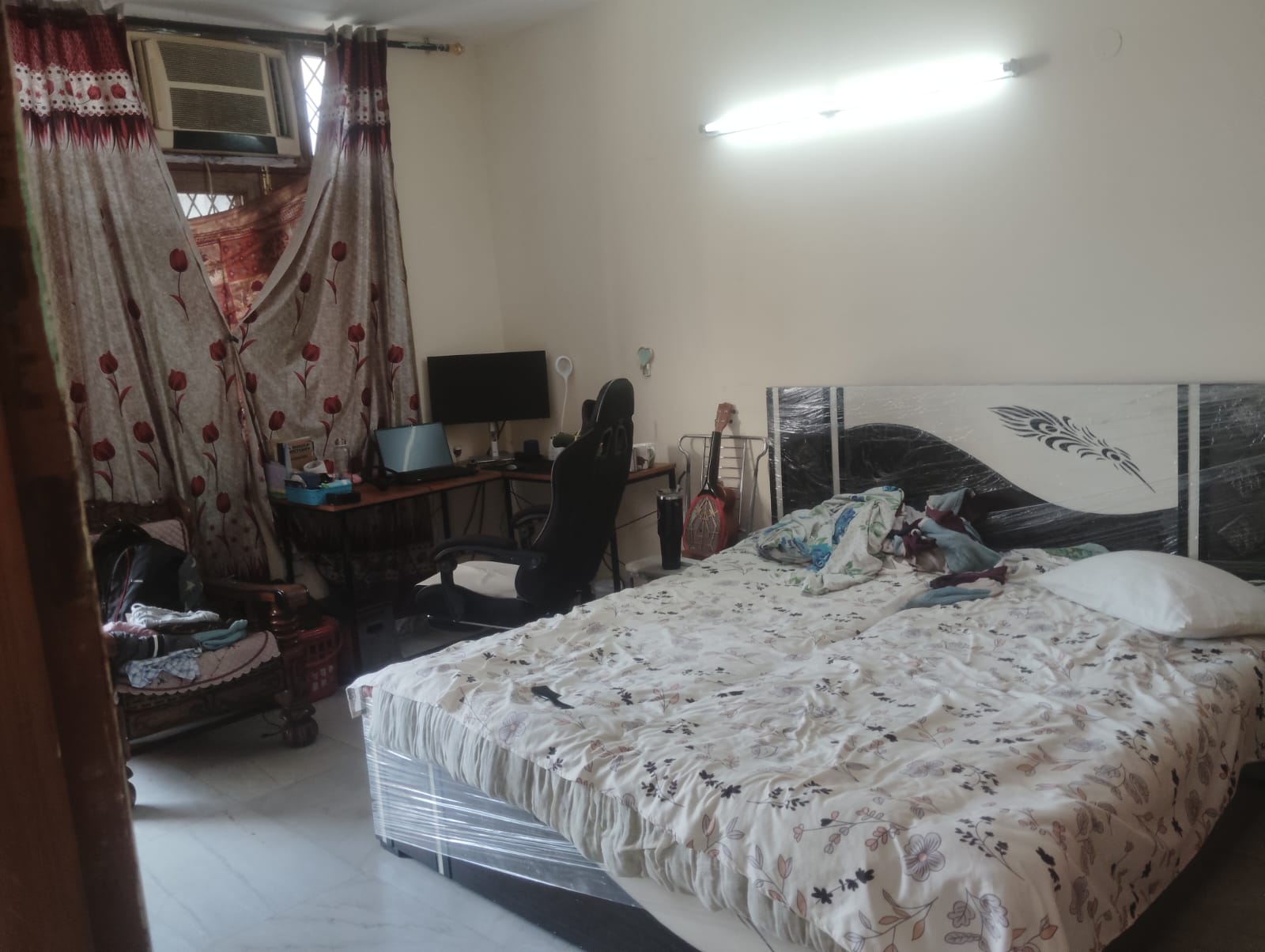 1 bhk independent 2nd floor opp Sec 56 HUDA Market for family or bachelors, should be working in a reputed company. 