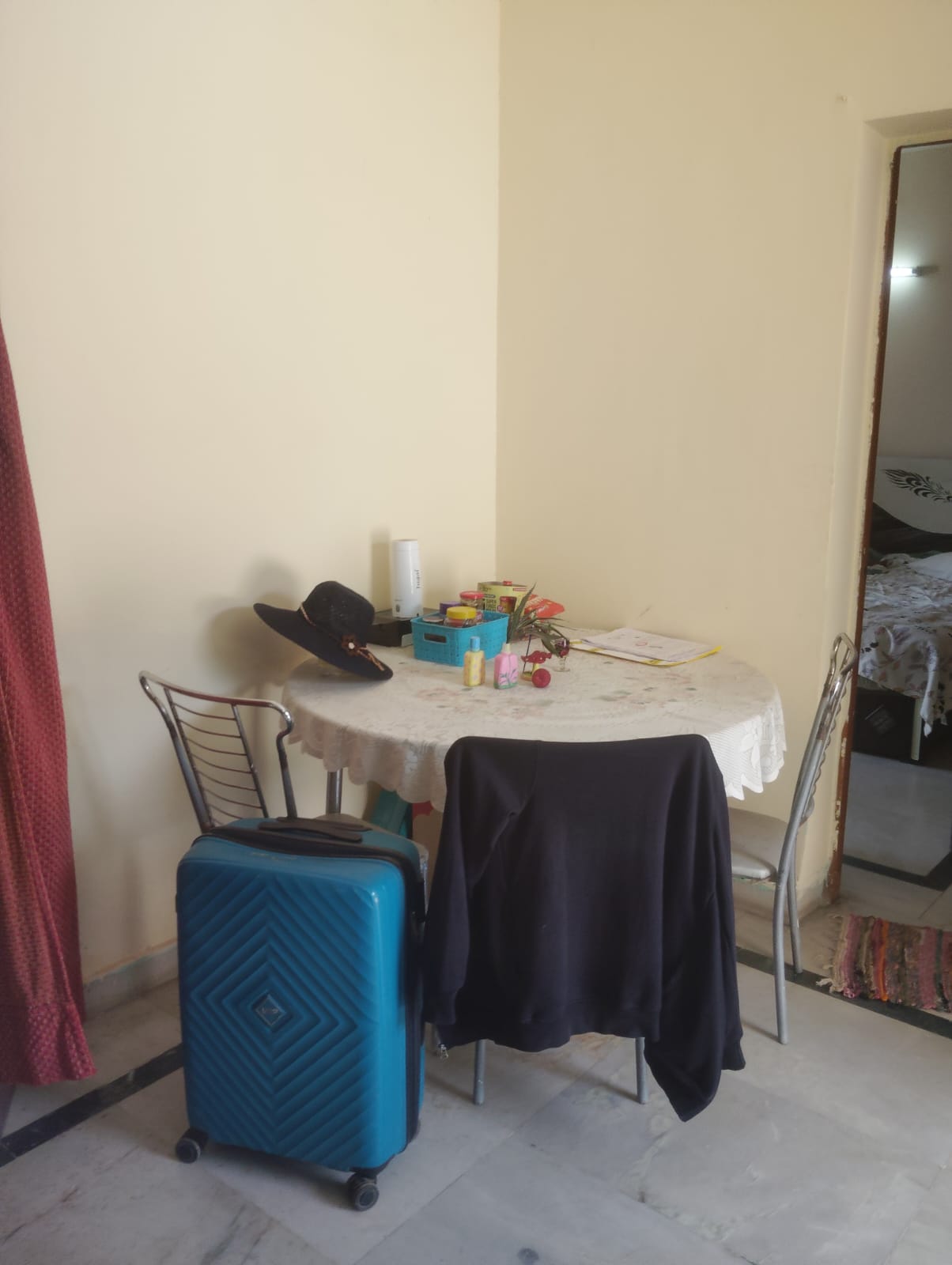 1 bhk independent 2nd floor opp Sec 56 HUDA Market for family or bachelors, should be working in a reputed company. — 4