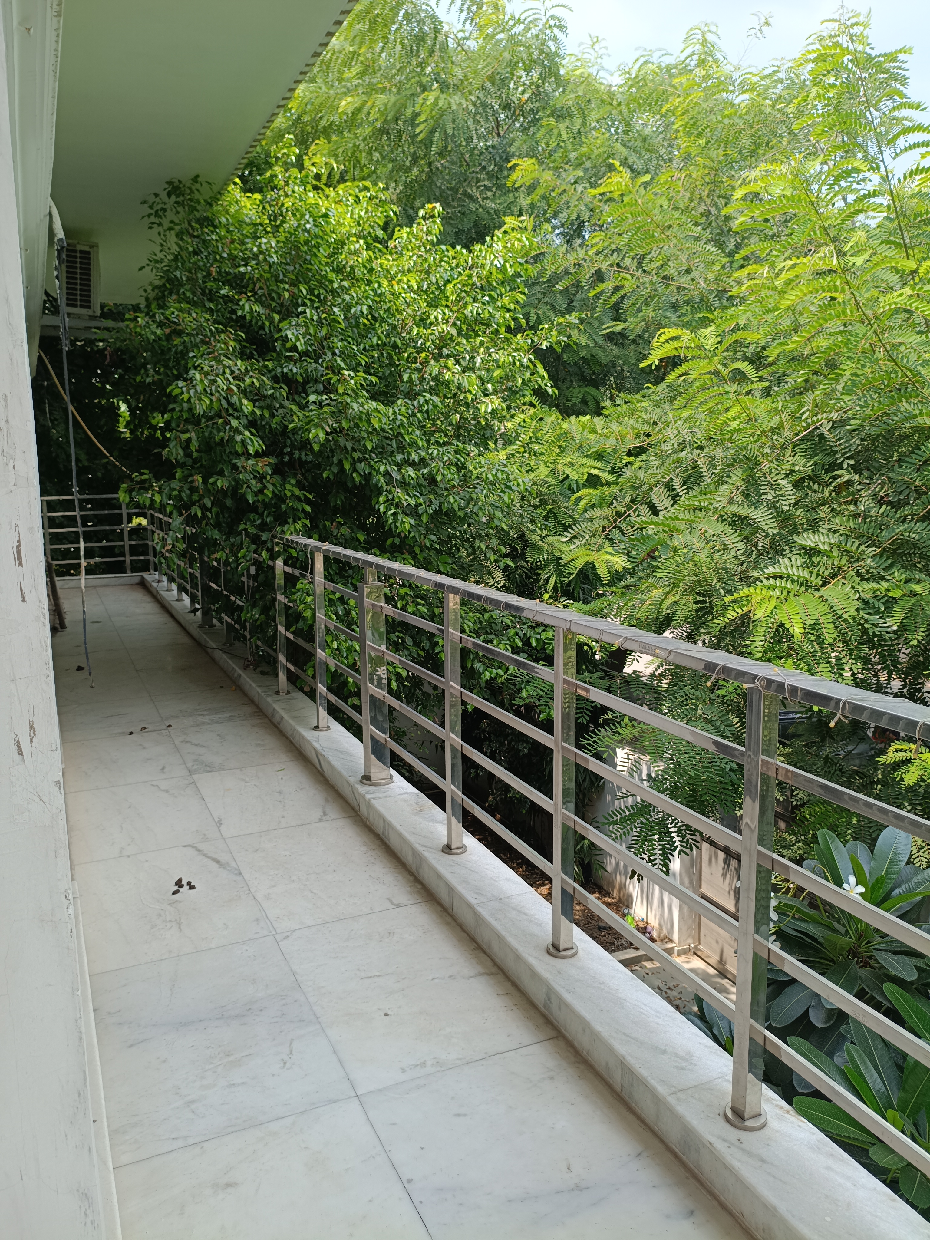8 BHK Semi-Furnished Corner Villa for Rent in Sector 40, Noida
